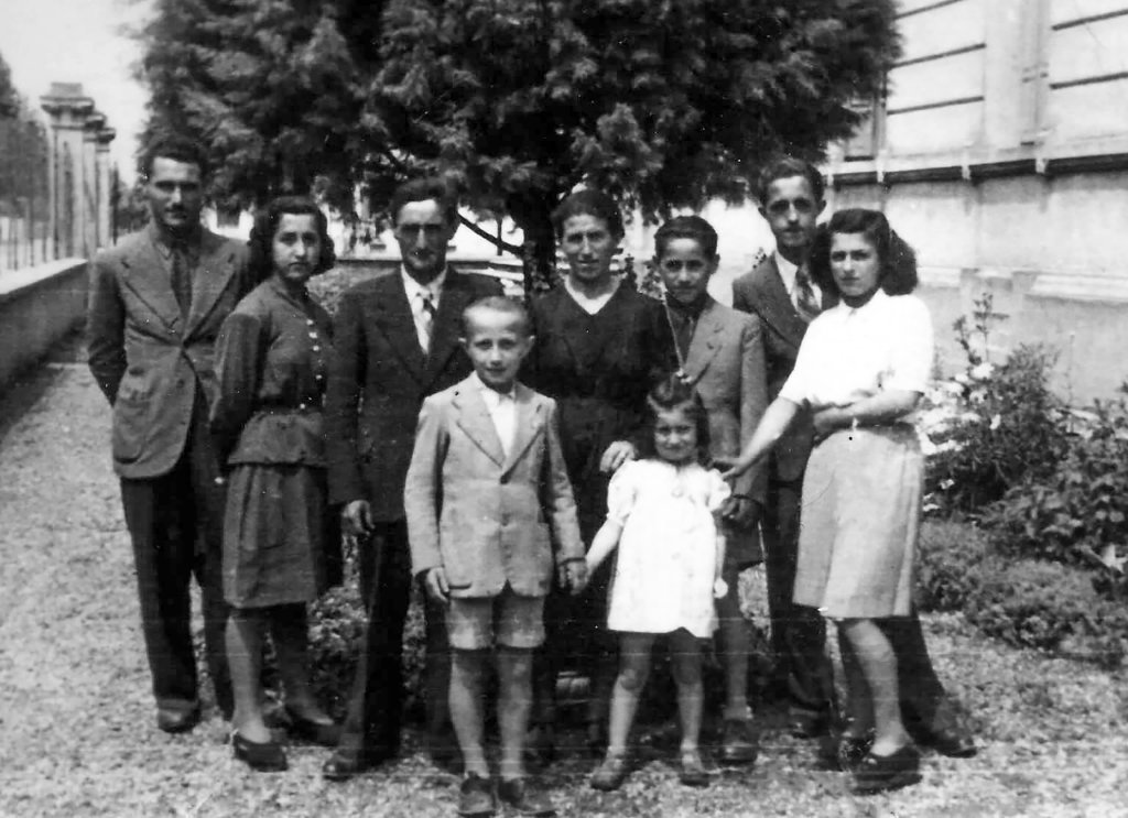 Massari davanti alle scuole